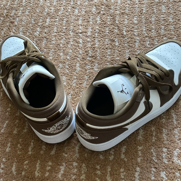Women’s Air Jordan 1 Low SE ‘Light Olive’ - Picture 5 of 8